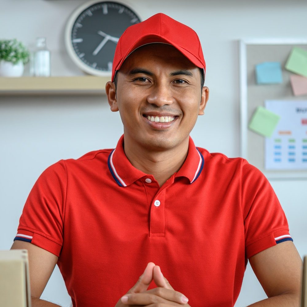 Trabajador de CLHGO en la oficina de atención al cliente